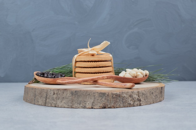 비스킷의 스택 리본, 땅콩, 나무 보드에 초콜릿 조각으로 묶여. 고품질 사진