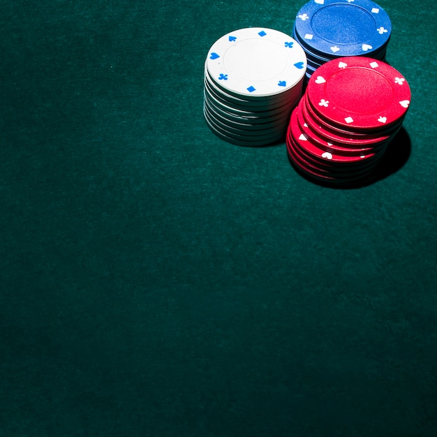 Foto gratuita pila di fiches del casinò sulla tabella verde