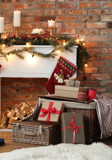 Стек рождественских подарков и рождественских украшений