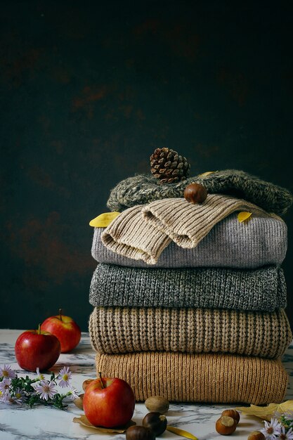 居心地の良いニットセーターのスタック。秋冬コンセプト、ニットウールセーター。ニットの冬服、セーター、ニットの山