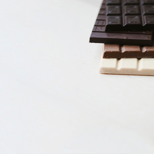 白い背景にさまざまなチョコレートバーのスタック