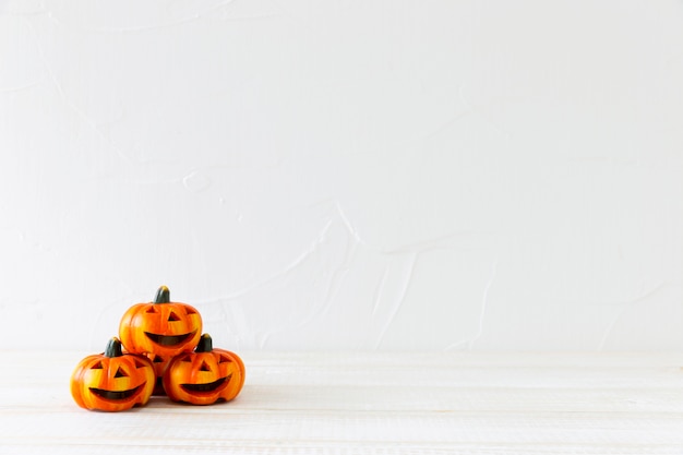 Free photo stack of jack-o-lanterns