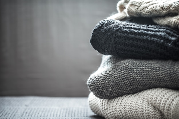 стопка вязаных свитеров