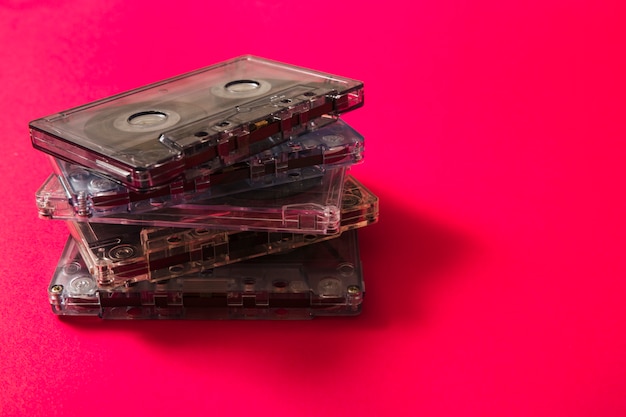 無料写真 赤い背景に透明なオーディオテープのスタック