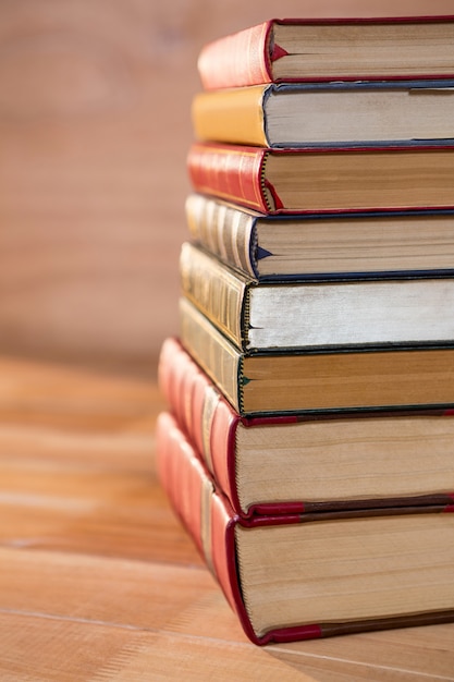 Стол с различными книгами на столе