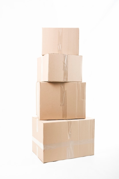 Штабелированном картонные коробки, изолированных на белом фоне