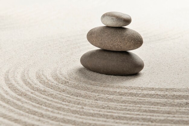 Сложенные дзен камни песок фон искусство баланса концепции