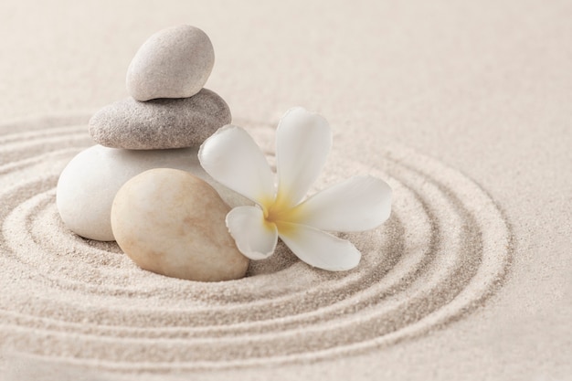 Сложенные дзен камни песок фон искусство баланса концепции