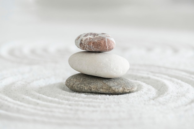 Сложенные дзен камни песок фон искусство концепции баланса