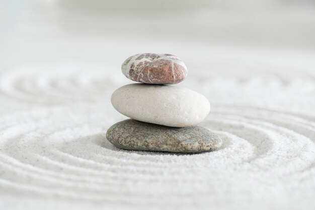누적된 선 돌 모래 배경 균형 개념의 예술
