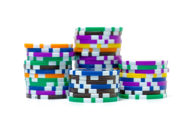 Foto gratuita pile di fiches da poker isolate su sfondo bianco