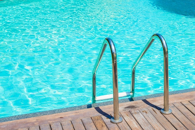 Foto gratuita piscina per scale