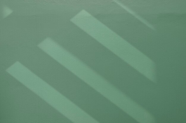 깨끗한 녹색 질감 벽에 계단 그림자