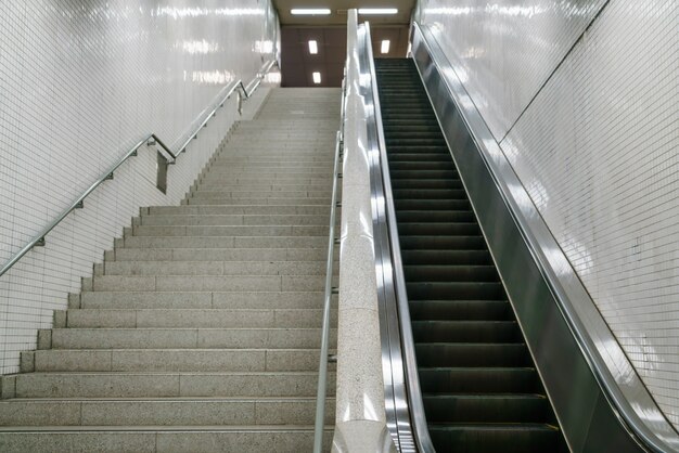 地下鉄の駅で階段