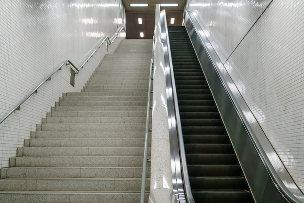 지하철 역에서 계단