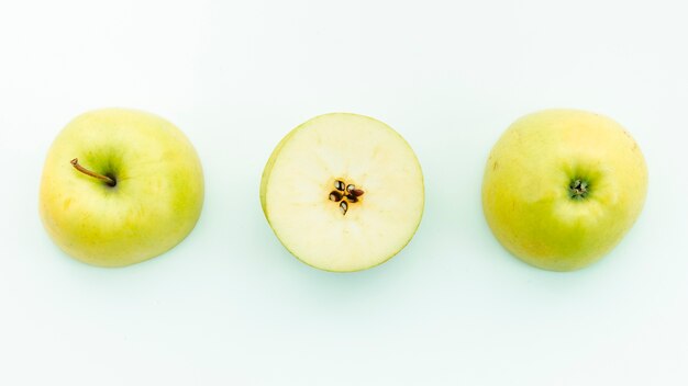 茎種子とリンゴの果肉