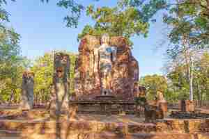 無料写真 カムペーンペット歴史公園ユネスコ世界遺産のワットプラシアリヤボット寺院に立つ仏像