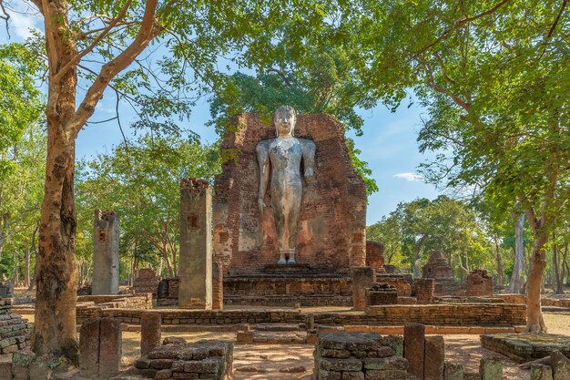 カムペーンペット歴史公園ユネスコ世界遺産のワットプラシアリヤボット寺院に立つ仏像