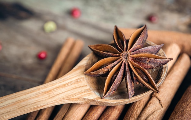 Foto gratuita anice stellato e bastoncini di cannella alzato su uno sfondo di legno