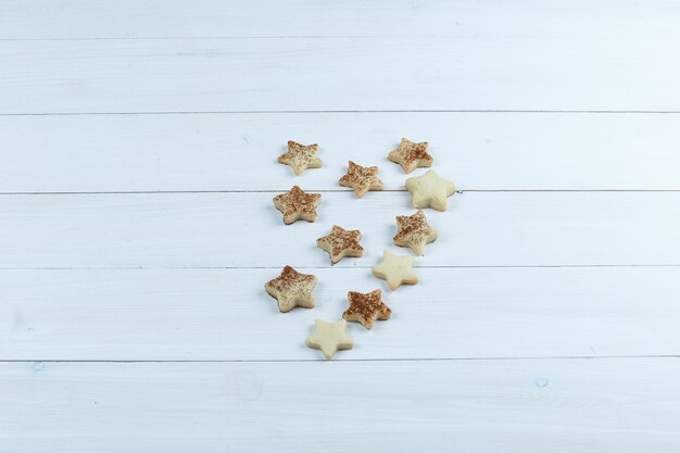 Звездное печенье на фоне белой деревянной доске. высокий угол обзора.