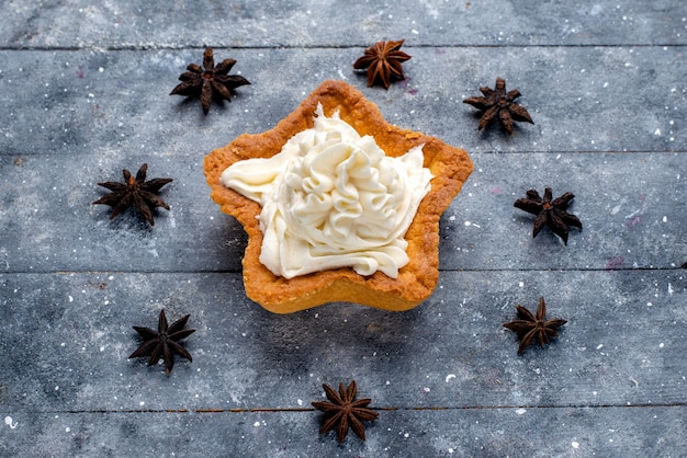 Free photo star shaped cake with cream on light desk, cake biscuit sweet sugar bake cream