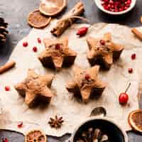 Free photo star-shaped cookies with pomegranate and rosehip