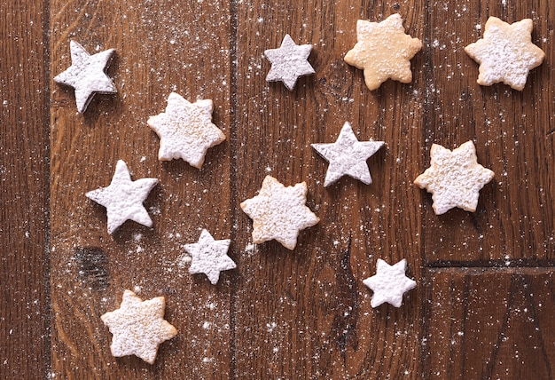 Free photo star shaped gingerbread cookies with powdered sugar