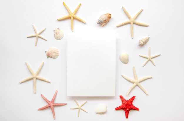 Foto gratuita cornice di stelle marine con foglio di carta bianco