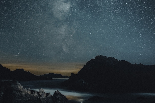 無料写真 山の美的リミックスメディアと星空の夜の自然の背景