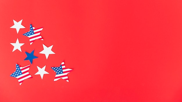 빨간 표면에 미국 국기 색 별