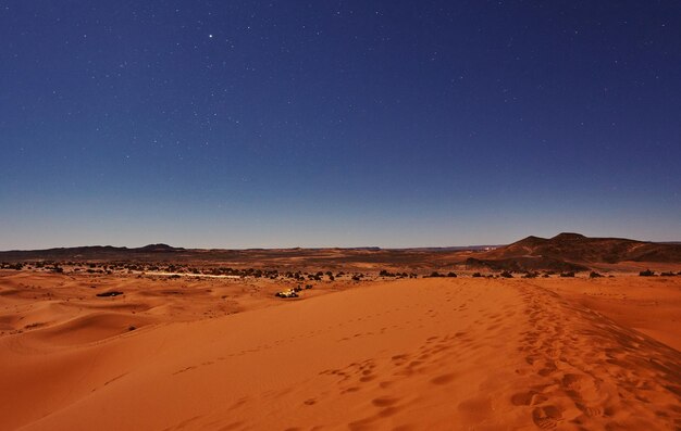 Звезды ночью над дюнами пустыни Сахара Марокко