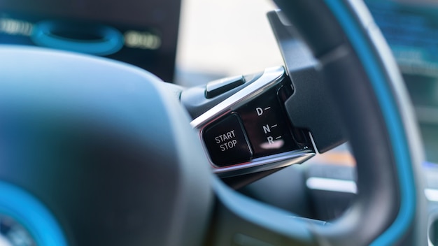 Foto gratuita pulsante di avviamento sul volante di un'auto elettrica
