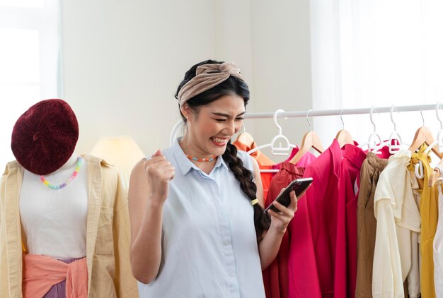 스마트폰을 사용하는 프리랜서 아시아 여성의 스타트업 SME 중소기업 기업가 쾌활한 성공