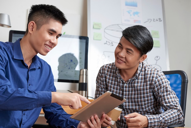 Startuppers with digital tablet