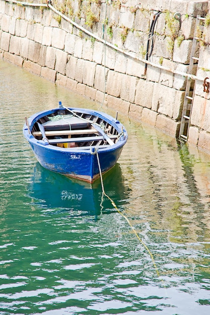 Ria Baixas, Galicia, Spain에 정박한 파란색 보트