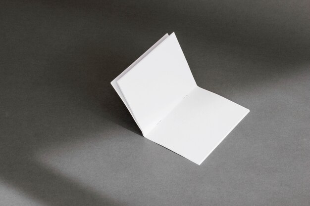 折り畳まれたページの文房具の概念