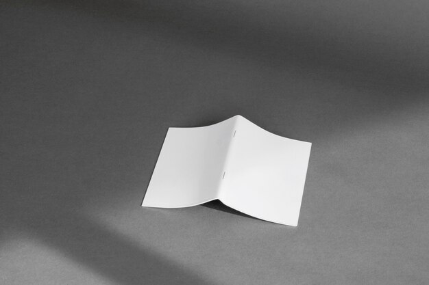 Концепция канцелярских принадлежностей с листом сложенной бумаги