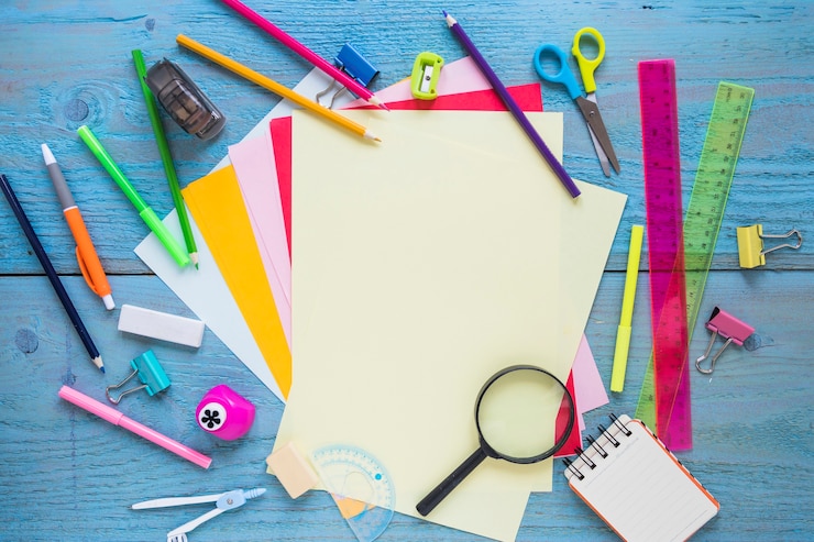 Free Photo stationery and magnifying glass