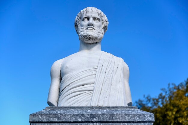 オリンピアダ村ハルキディキギリシャのアリストテレスの像