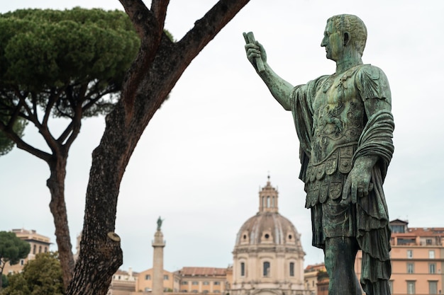 イタリア、ローマのアウグストゥスシーザーの像