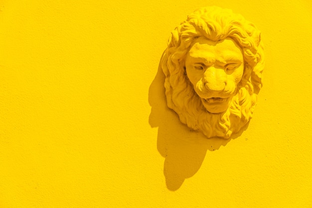 Статуя головы льва