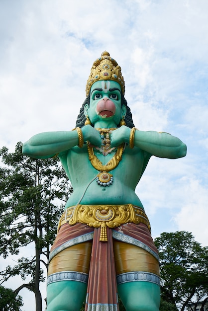 Free photo statue of a woman in blue