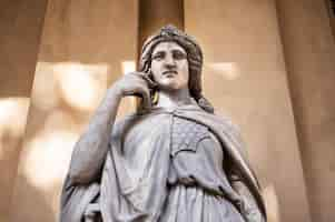 Foto gratuita statua di una donna a francoforte in germania