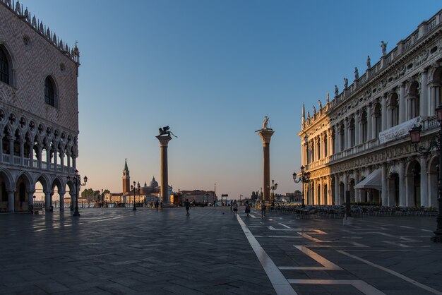 베니스, 이탈리아에서 총독의 궁전에있는 동상과 건물