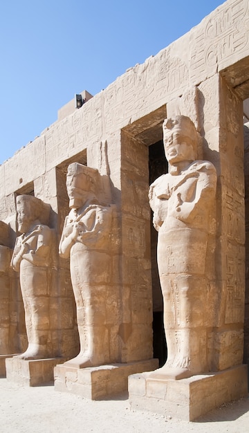 Statue nel tempio di karnak