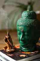 Foto gratuita statuetta raffigurante buddha per la tranquillità e la meditazione