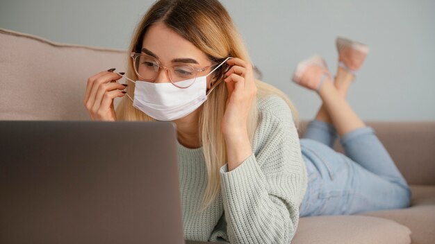 在宅勤務の女性が屋内にいる