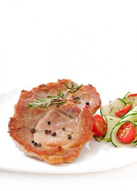 Free photo steak meat with vegetable salad