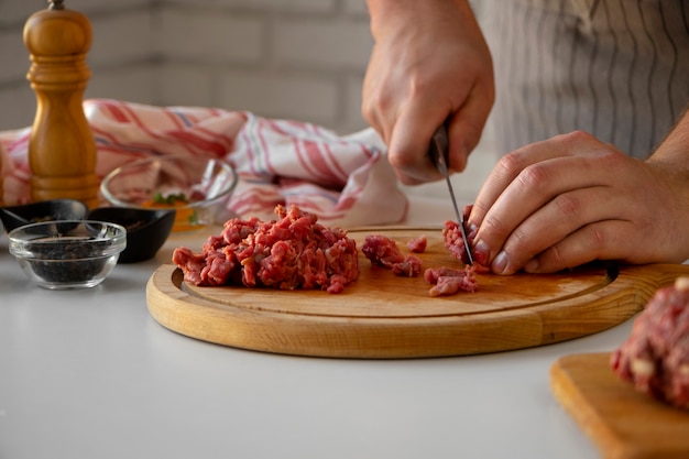 Бесплатное фото Тартар из стейка с говядиной и другими ингредиентами