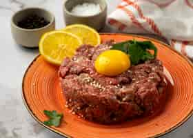 Foto gratuita bistecca alla tartara con carne di manzo e altri ingredienti